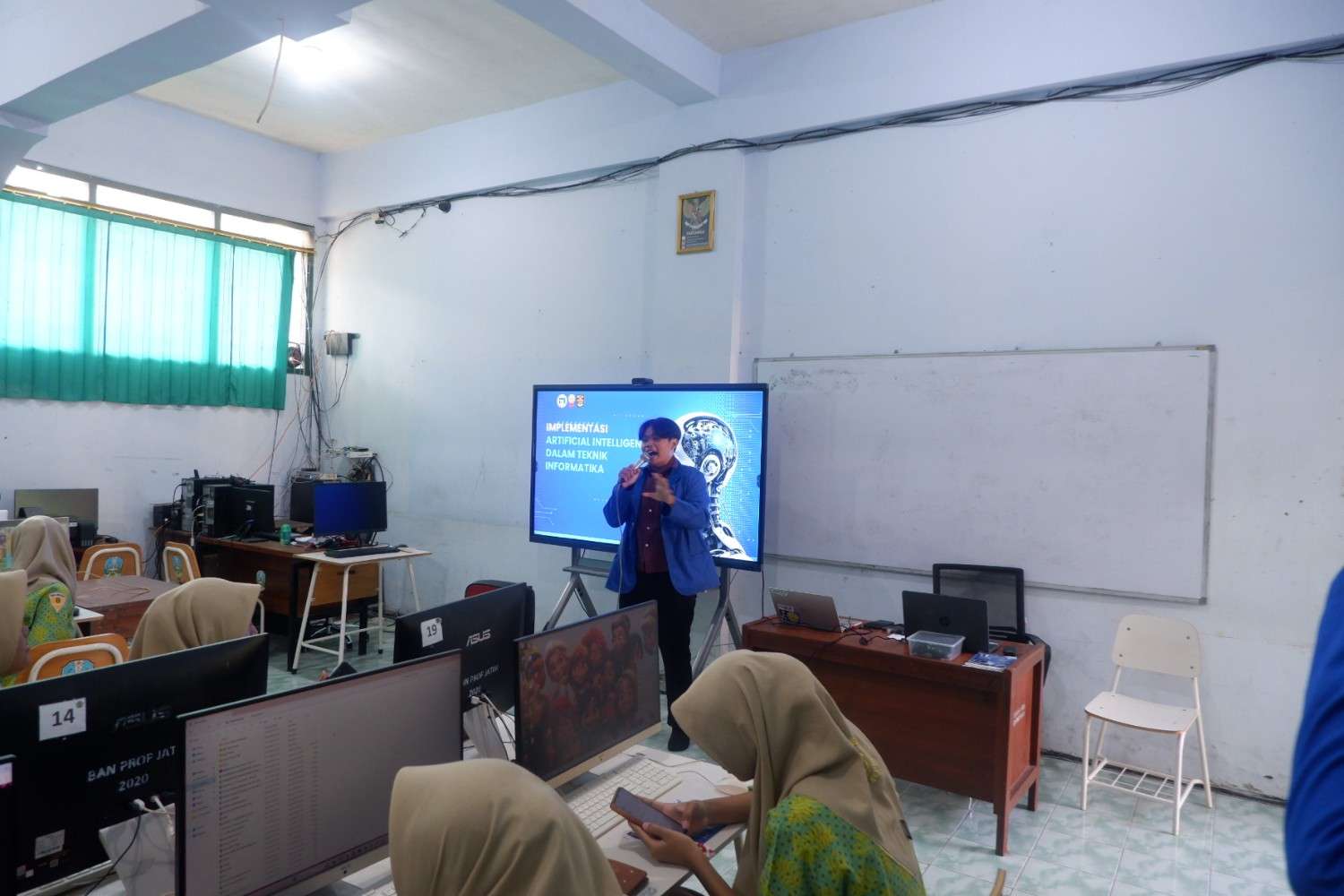 GOES TO SCHOOL BATCH 2